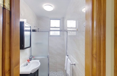 Borough Park Appartement | Brooklyn 2 Bedroom - 30 mins to Manhattan! Easy access to train!