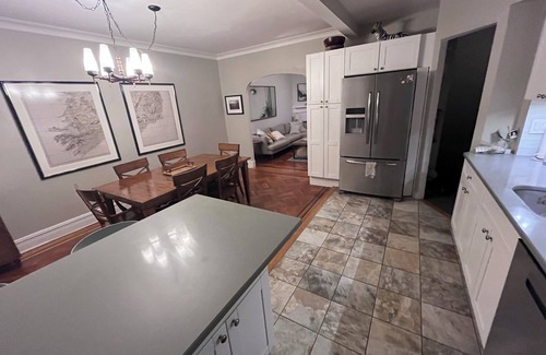 Bay Ridge Maison | Brooklyn row house. Quiet Street. Close to waterfront, ferry, subways & bus.