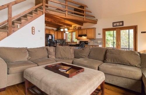 Valois Cottage | Brookside: "Une belle escapade de style chalet sur la rive du lac Seneca"