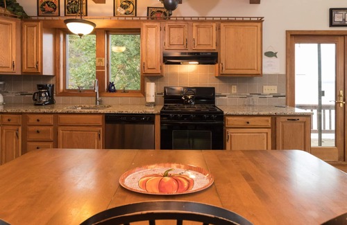 Valois Cottage | Brookside: "Une belle escapade de style chalet sur la rive du lac Seneca"