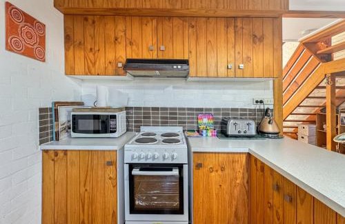 Broulee Maison | 'Broulee Break' -2-Bed Beach House with Games Room