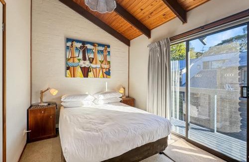 Broulee Maison | 'Broulee Break' -2-Bed Beach House with Games Room