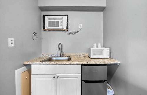 Riverview Appartement | Brownstown MI 1BR Apt w/ Sofa Bed and Bathtub