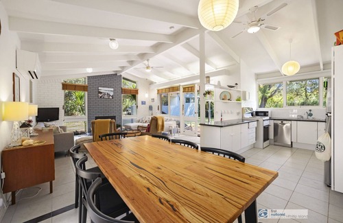 Silverleaves Maison | Beach House,family, WiFi, Google TV, log fire, nearby cafe,quiet location