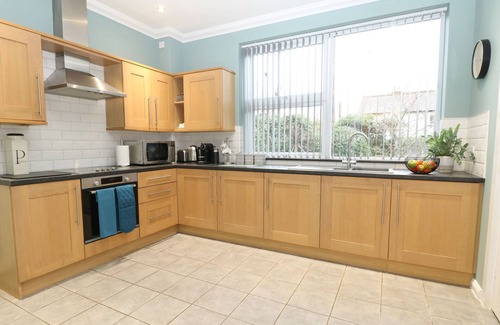 Brundall Maison | BRUNDALL HOUSE, pet friendly, with a garden in Brundall