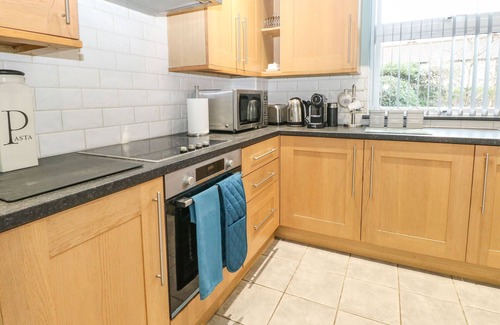Brundall Maison | BRUNDALL HOUSE, pet friendly, with a garden in Brundall