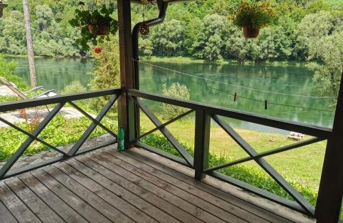 Beserovina Cabine | Brvnara na obali reke Drine