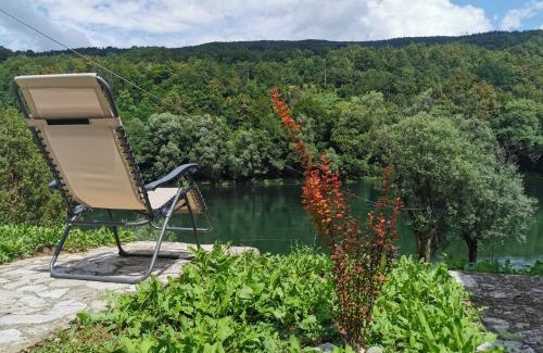 Beserovina Cabine | Brvnara na obali reke Drine