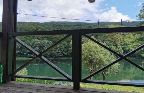 Beserovina Cabine | Brvnara na obali reke Drine
