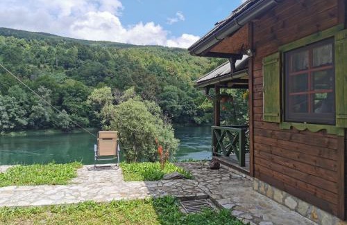 Beserovina Cabine | Brvnara na obali reke Drine