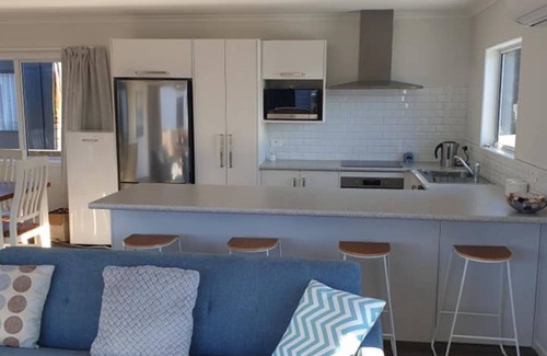Waihi Beach Maison | Bubbles on Moet - Waihi Beach Holiday Home