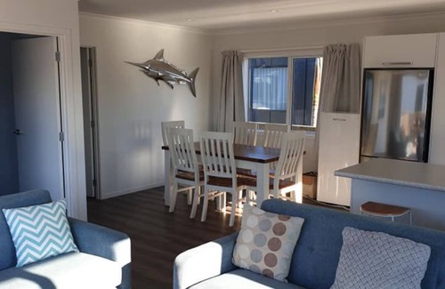 Waihi Beach Maison | Bubbles on Moet - Waihi Beach Holiday Home