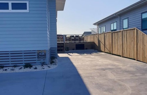 Waihi Beach Maison | Bubbles on Moet - Waihi Beach Holiday Home