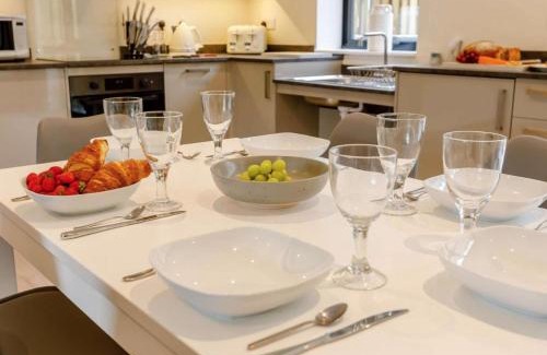 Moreton Valence Maison | Buck Cottage-Disabled Access-3 Bed-Hot Tub-Pets