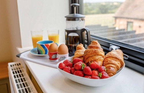 Moreton Valence Cottage | Buck Cottage, disabled adapted 3 bed hot tub pets