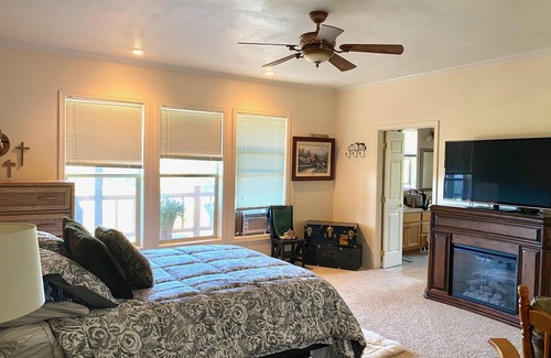 Ahsahka Cabine | Buck Hollow Lodge at Furry Tale Farm. 4 mi from Dworshak State Park!