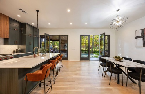 North Buckhead Maison | Buckhead Black House Spacious 5 Bedroom Mansion with Heated Pool - Lenox Atlanta
