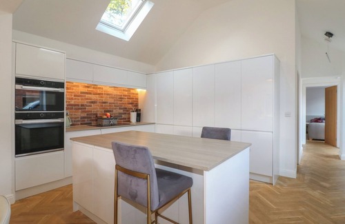 Whissendine Cottage | BUCKINGHAM HOUSE, pet friendly, with hot tub in Whissendine