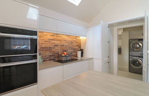 Whissendine Cottage | BUCKINGHAM HOUSE, pet friendly, with hot tub in Whissendine