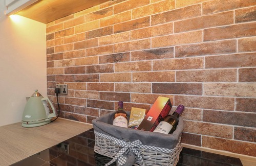 Whissendine Cottage | BUCKINGHAM HOUSE, pet friendly, with hot tub in Whissendine
