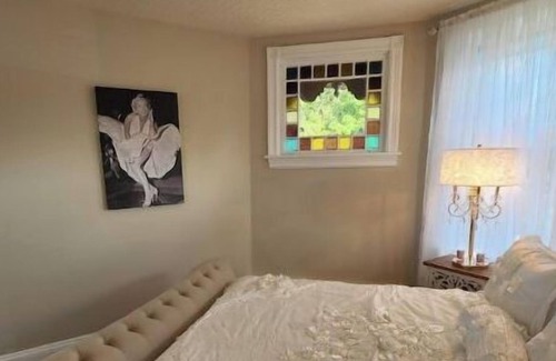 Langhorne Appartement | Bucks County Glamorous Marilyn Monroe Suite