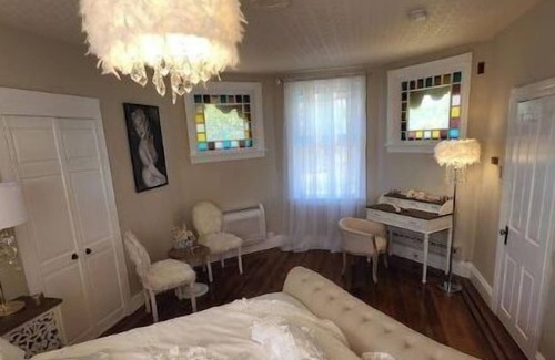 Langhorne Appartement | Bucks County Glamorous Marilyn Monroe Suite
