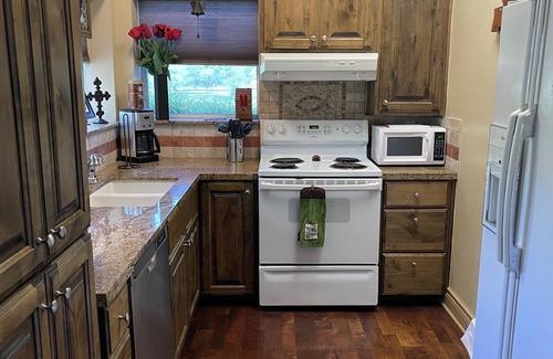 Buda Cottage | Buda Casita: Charming 1-Bed, 1-Bath, 15 Mins to Downtown Austin! King size bed.