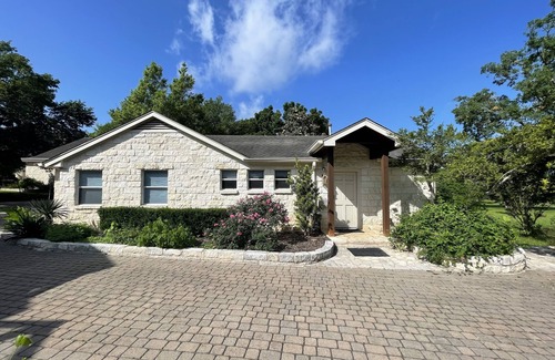 Buda Cottage | Buda Casita: Charming 1-Bed, 1-Bath, 15 Mins to Downtown Austin! King size bed.