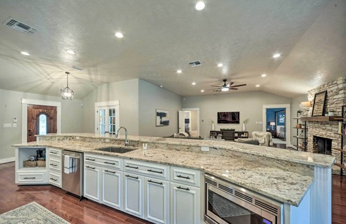 Buda Maison | Buda Home w/ Deck & Fire Pit - 15 Mi to Austin!