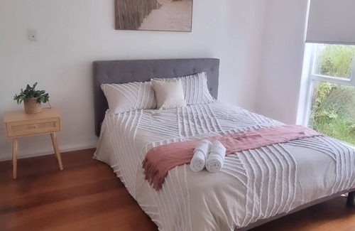 Dallas Maison | Budget 3BR home - 12 mins from airport, Bohemian Styled, great for small groups.