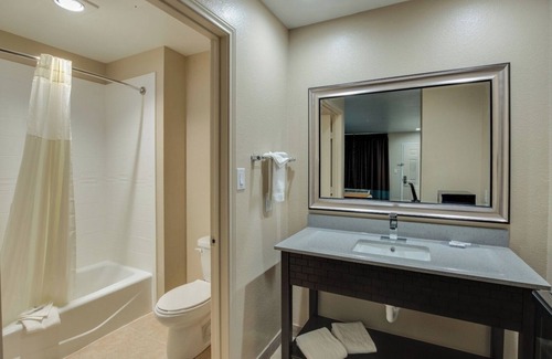 White Settlement Hôtel | Budget Accommodation Ideal For Couple Traveler | Room w/ Free Breakfast