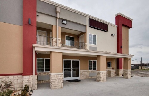 White Settlement Hôtel | Budget Accommodation Ideal For Couple Traveler | Room w/ Free Breakfast