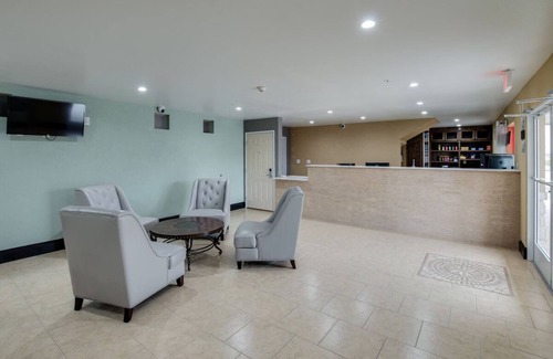 White Settlement Hôtel | Budget Accommodation Ideal For Couple Traveler | Room w/ Free Breakfast