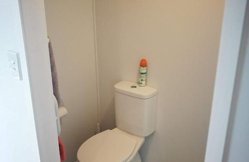Waihi Beach Appartement | BUDGET CABIN ACCOMMODATION - bed shower toilet