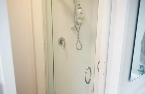 Waihi Beach Appartement | BUDGET CABIN ACCOMMODATION - bed shower toilet