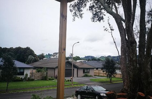 Waihi Beach Appartement | BUDGET CABIN ACCOMMODATION - bed shower toilet