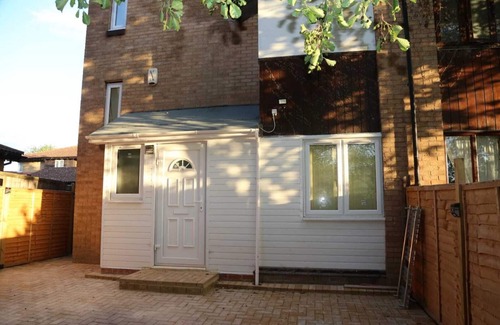 Thamesmead East Chalet De Ski | Budget Ensuite Room in Thamesmead