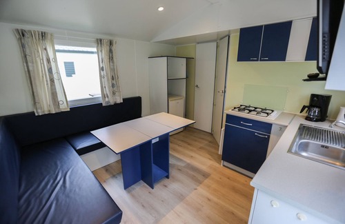 Terwolde Maison | Mobile home individuel pour quatre personnes, meublé simplement.