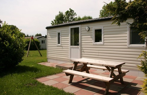 Terwolde Maison | Mobile home individuel pour quatre personnes, meublé simplement.