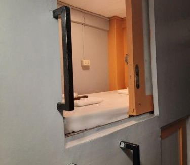 Pio del Pilar Appartement | Budget Transient Capsule Room Makati near Ayala and Buendia