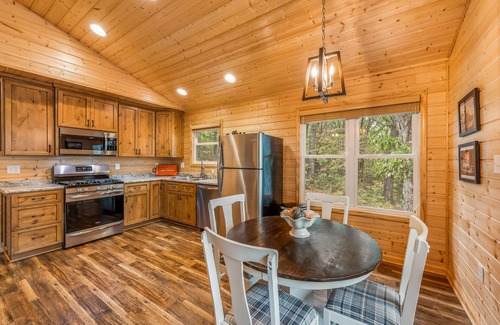 Fort Payne Cabine | Bud’s Place. Romantic getaway. Hot tub