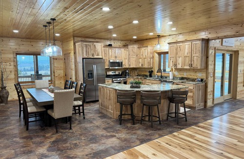 Hulett Maison | Buffalo Run. 4 Bedroom/4 Bath Home located on the Golf Course at Devil's Tower.