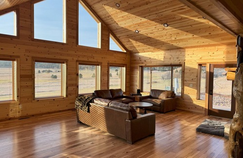 Hulett Maison | Buffalo Run. 4 Bedroom/4 Bath Home located on the Golf Course at Devil's Tower.