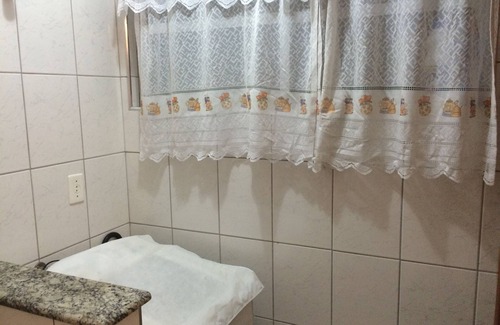 Gonzaga Appartement | Building in front of Praia do Gonzaga in Santos, between channels 2 and 3.