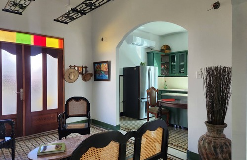 Arecibo Pueblo Maison | Built in 1942 and recently restored. Natural light and green lush vegetation.