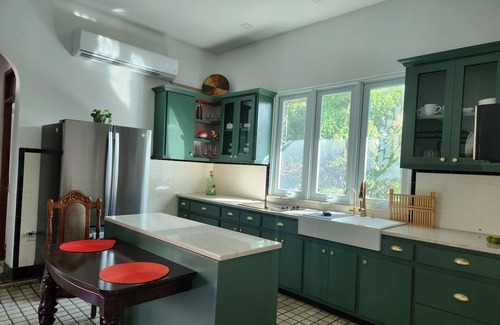 Arecibo Pueblo Maison | Built in 1942 and recently restored. Natural light and green lush vegetation.