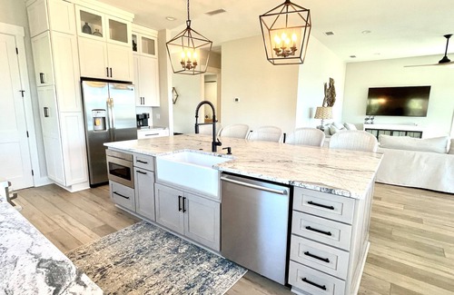 Plantation Maison | Newly Built 2021 - Bayfront- Pool -Dock - Elevator - Short Walk to Beach