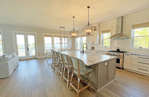 Plantation Maison | Newly Built 2021 - Bayfront- Pool -Dock - Elevator - Short Walk to Beach