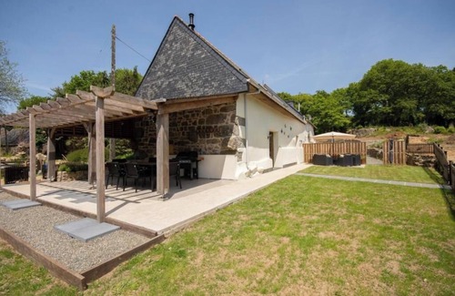 Bulat-Pestivien Maison | Bulat-Pestivien Retreat with 4 spacious Bedrooms