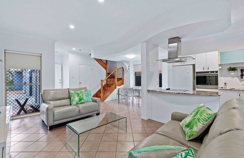 Balmoral Maison | Bulimba Central | 2BR, Courtyard, Pet Friendly